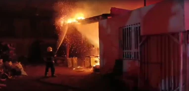 Şanlıurfa'da oduncu pazarında yangın! Müdahale kamerada...