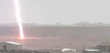 Yıldırımın düşme anı kamerada! Parlayan ışık ve yankılanan gürültü