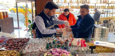 Zabıtanın ‘tatlı’ operasyonu! Haliliye'de tarihi geçmiş binlerce çikolataya el konuldu!