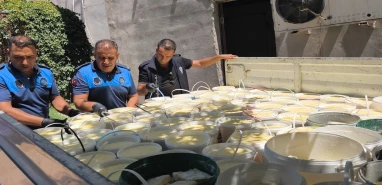 Şanlıurfa’da mide bulandıran baskın! Depodan çıkanlar "yok artık!" dedirtti