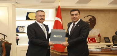 Şanlıurfa’da Nüfus Müdürü Göç’ten Emniyet Müdürü Aksoy’a ziyaret: Doğum belgesini takdim etti
