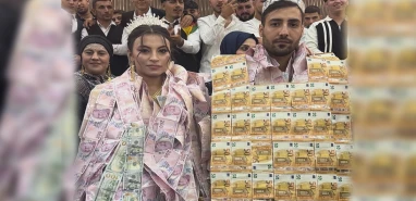 Şanlıurfa’nın komşu ilinde para yelekli düğün! Gelin ve damat paraya boğuldu