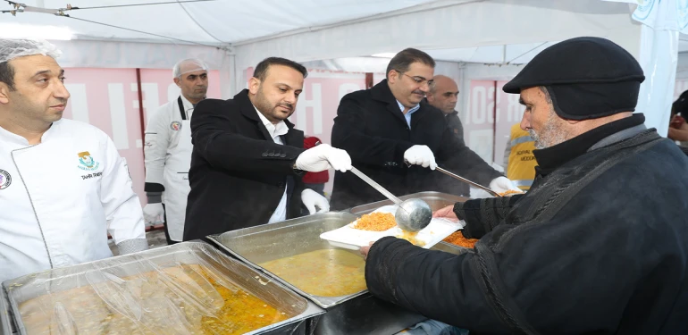 Haliliye’de Ramazan bereketi: Başkan Canpolat kepçeyi eline aldı