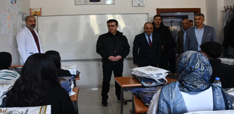 Siverek’te gençlerin üniversite hayaline kitapla katkı