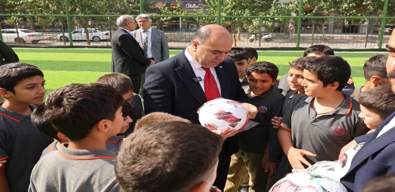 Karaköprü’de 5 okula sentetik çim saha müjdesi