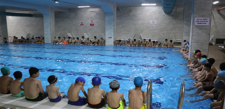 Şanlıurfa'da geleceğin yüzücüleri yetişiyor