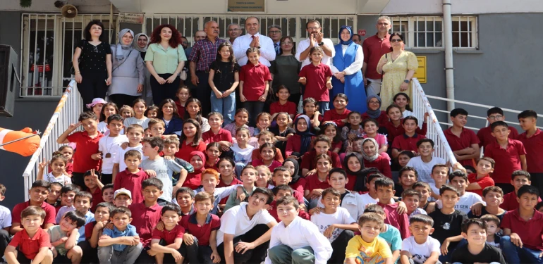 Başkan Çiftçi öğrencilerin karne sevincine ortak oldu