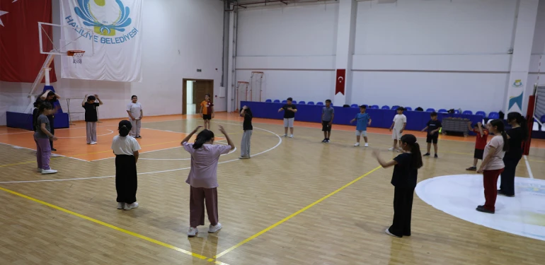 Haliliye'de yaz spor okulları kapılarını açtı: Çocuklar basketbolla büyüyor