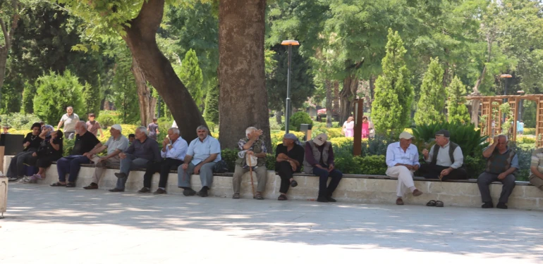 Şanlıurfa’da sıcaktan bunalan emeklilerin adresi değişmedi: Soluğu tarihi mekanda aldılar