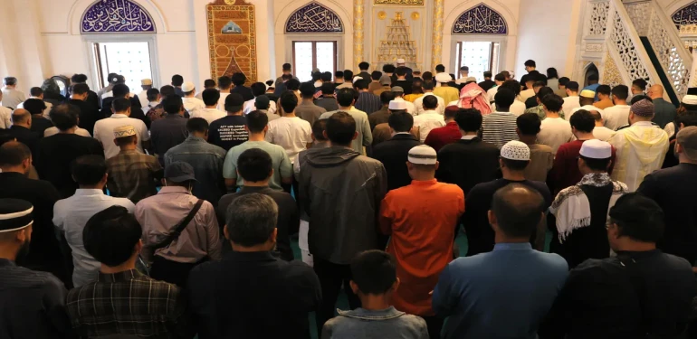 Bu camide bayram namazı 3 kez kılındı! Sebebi duygulandırdı…