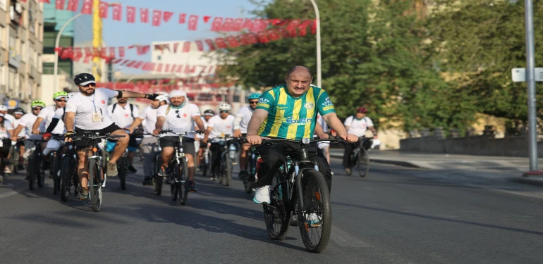 Şanlıurfa’da 100 bisikletli Schmidt için yola çıktı