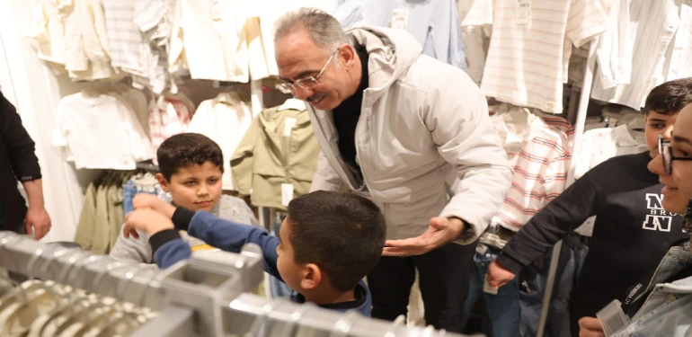 Eyyübiye’de minik yüzler bayram alışverişinde gülümsedi!