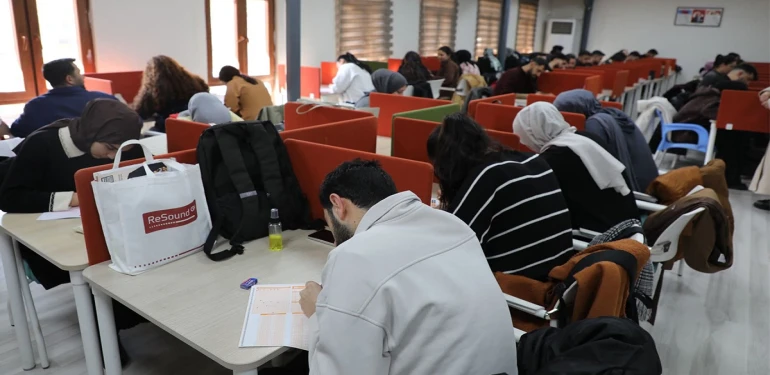 Viranşehir’de gençlere haftalık deneme sınavı pratiği