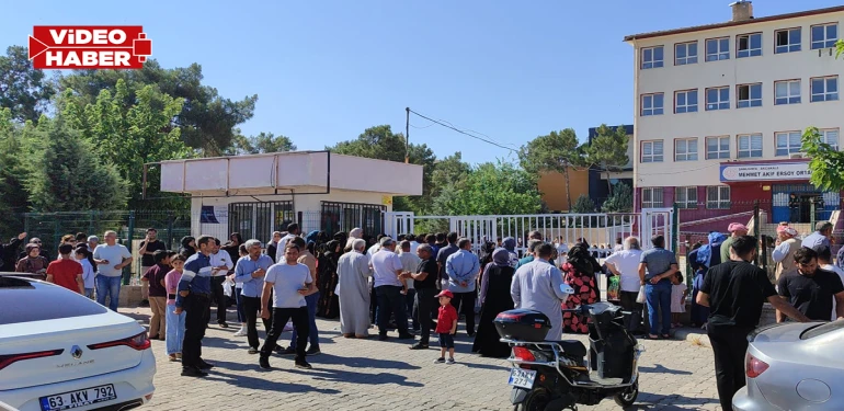 Şanlıurfa’da veliler okul önlerinde heyecanla bekleyişte!