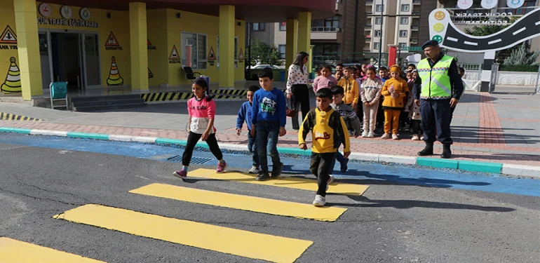 Urfalı çocuklar trafik kurallarını uygulamalı öğreniyor