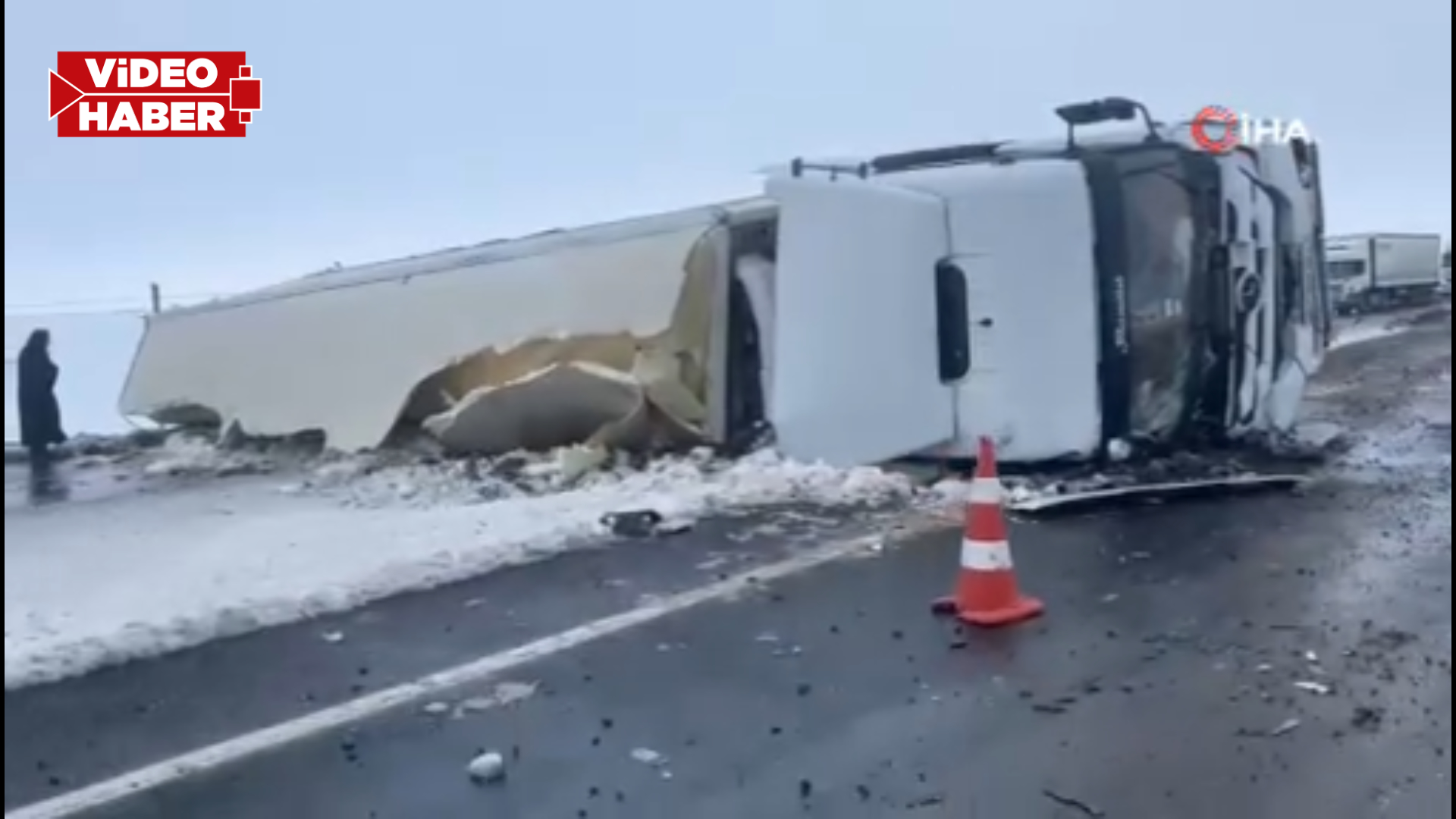 Şanlıurfa'da buzlanan yolda kayan tır devrildi! Ulaşım tek şeritten sağlanıyor