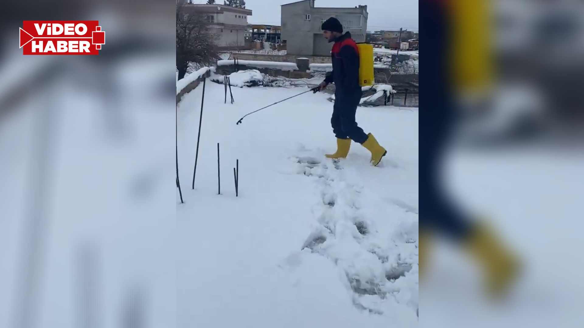 Şanlıurfa'da karla kaplı damı 10 dakikada temizledi: Bakan gözlerine inanamadı