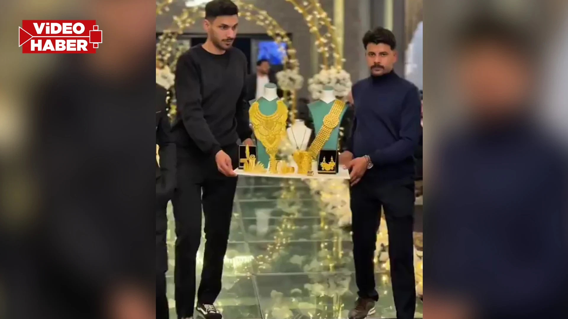 Türkiye Şanlıurfa'daki bu düğünü konuşuyor: Gelinin takıları özel koruma ile getirildi!