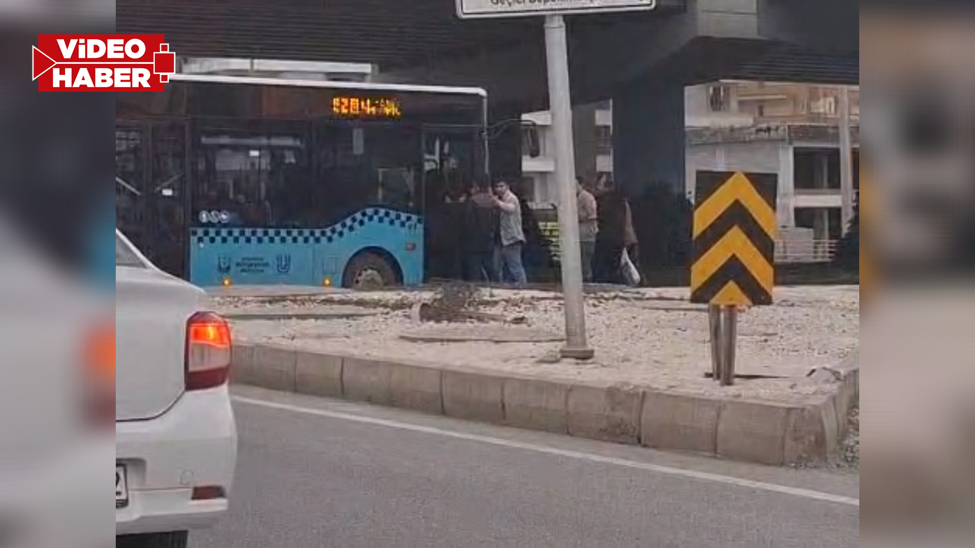 Şanlıurfa’da yol verme kavgası boks maçını aratmadı!
