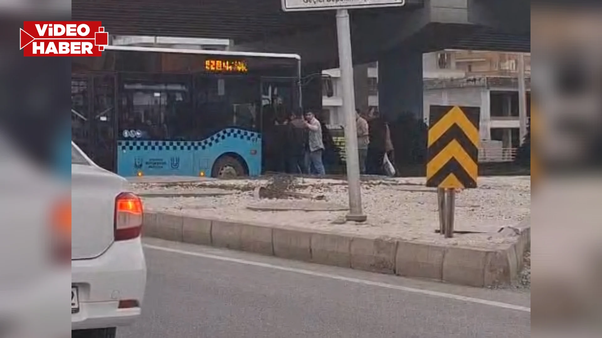 Şanlıurfa’da yol verme kavgası boks maçını aratmadı!