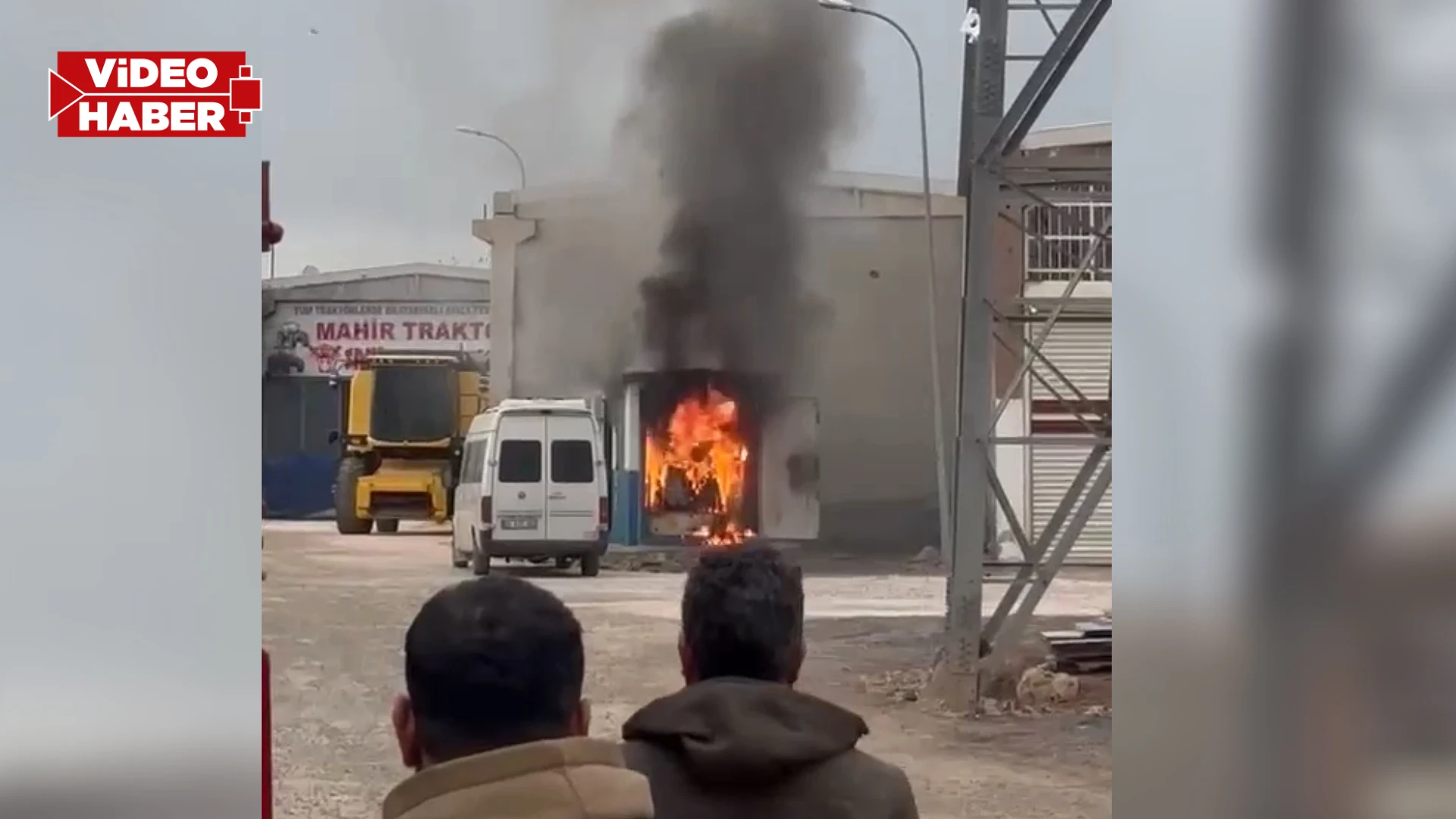 Şanlıurfa'da trafo patladı! Esnaf dükkanı açamadı