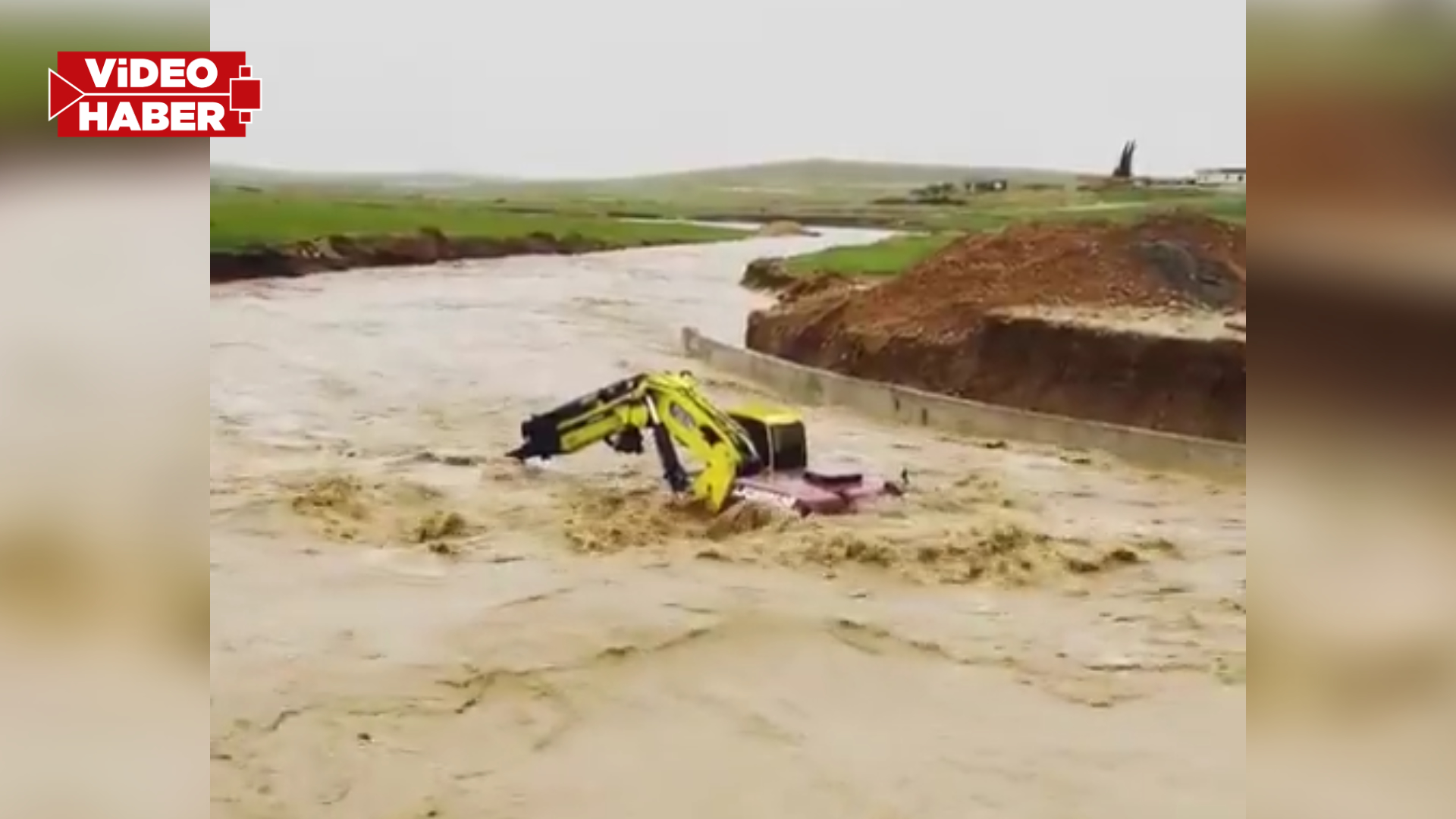 Şanlıurfa'da iş makinesi sular içinde kaldı! O anlar kamerada