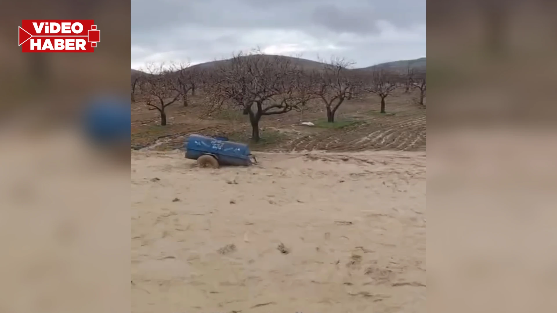 Şanlıurfa’da çiftçilerin tarım araçları sel sularına kapıldı!