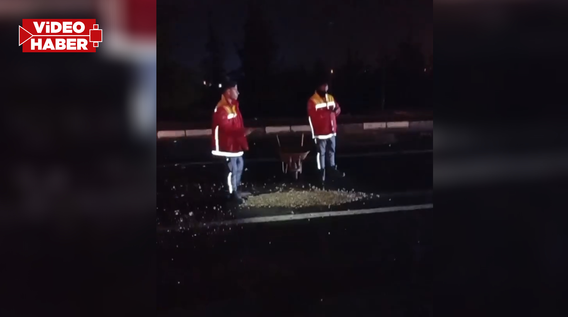 Şanlıurfa'da iş başa düştü: Yolu kendi imkanlarıyla onardılar
