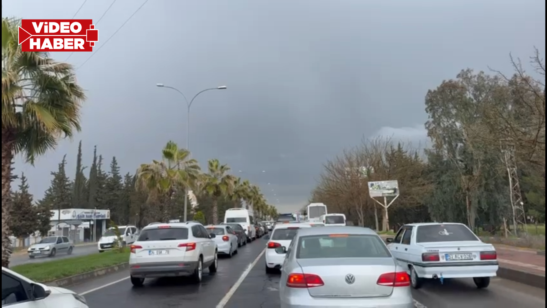 Şanlıurfa'da bayram trafiği mezarlık yolunda kilitlendi!