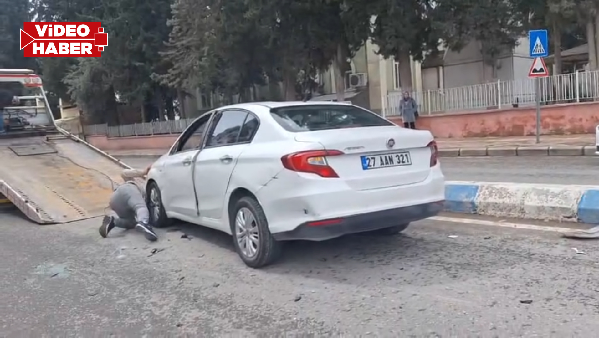 Şanlıurfa'da önündeki tıra çarpmamak için manevra yaptı! Refüje çarptı...