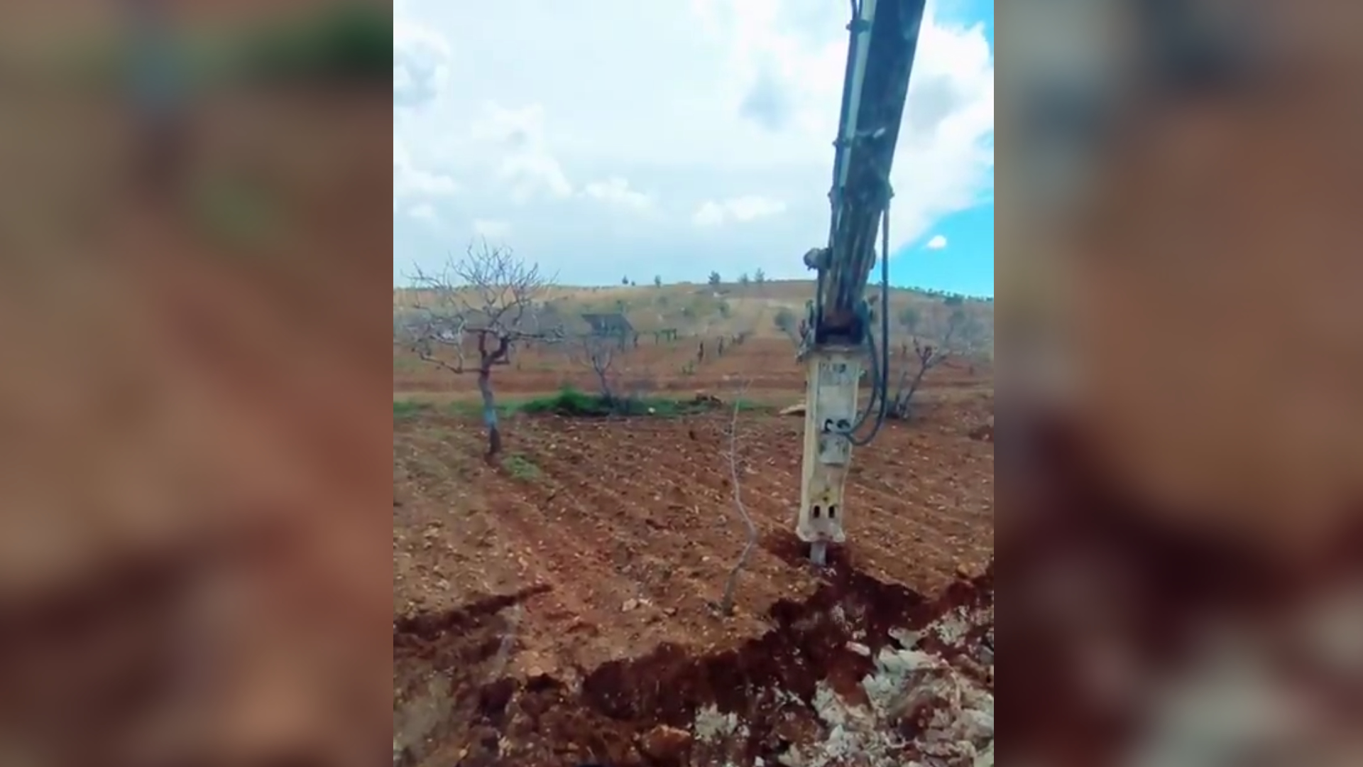 Şanlıurfa'da tarlasından verim alamayan çiftçi toprağı kazdı! Bakın altından ne çıktı...