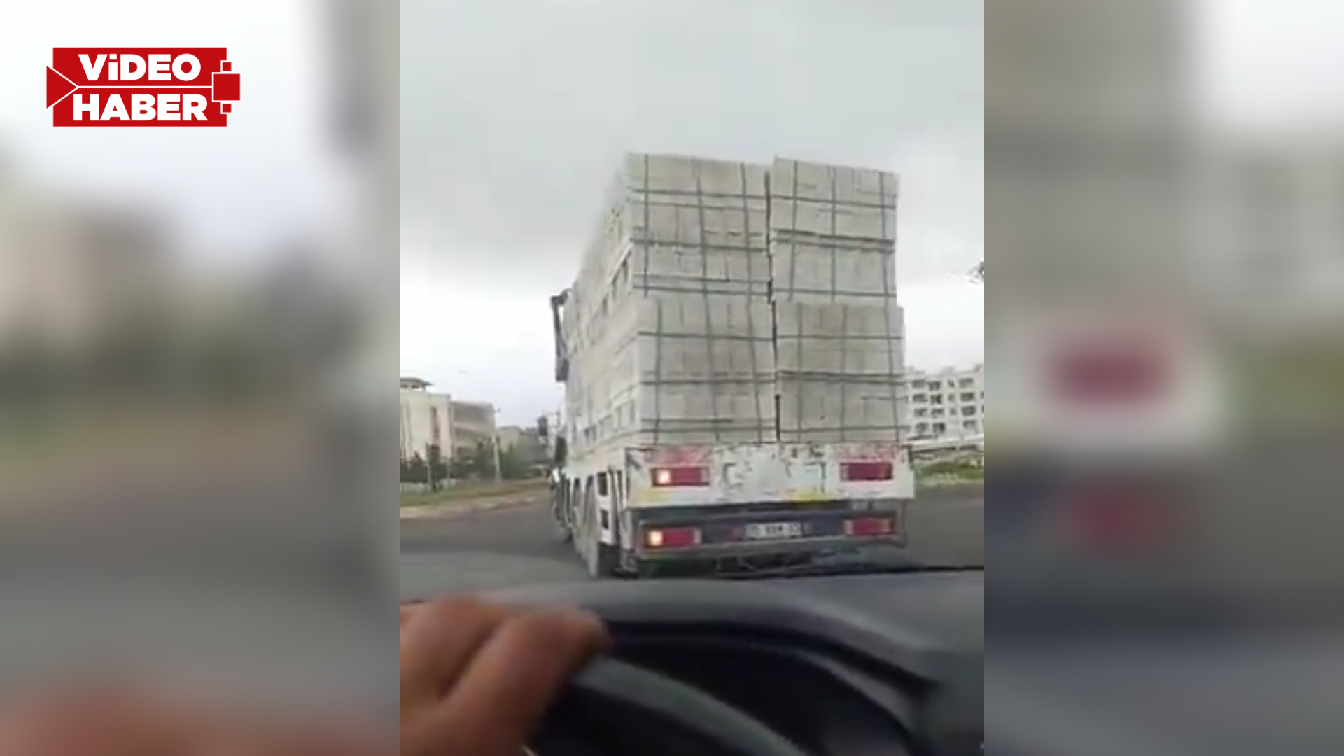 Şanlıurfa'da yüküne aldırış etmedi: Kazaya davetiye çıkardı