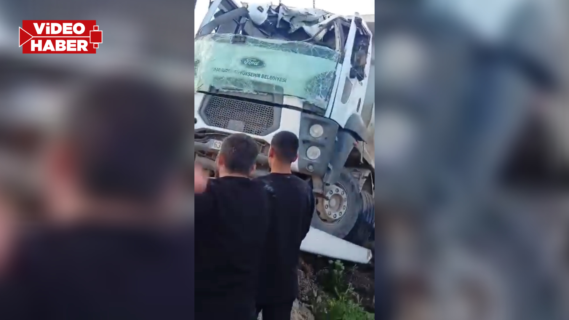 Şanlıurfa'da iş kamyonu devrildi: Sürücü yaralandı