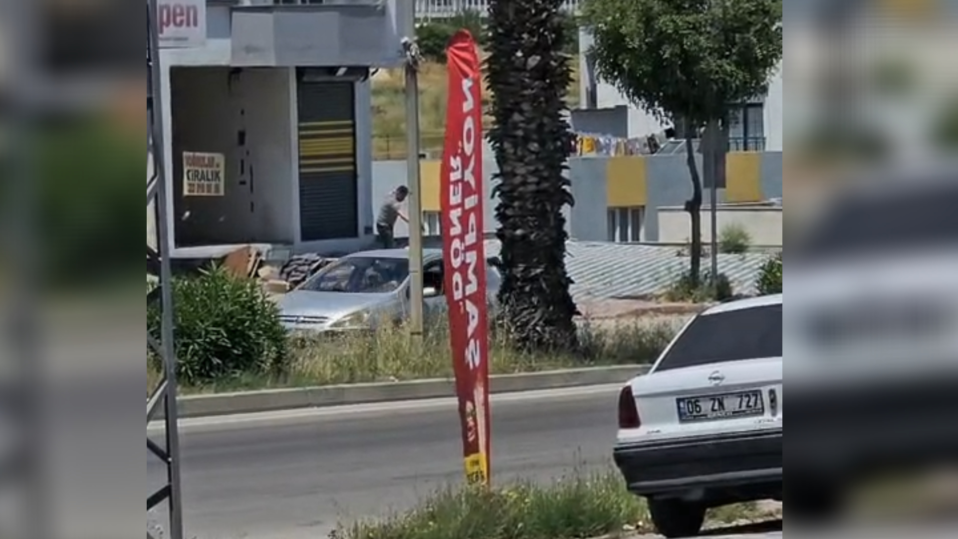 Sokak ortasında dehşet! Emekli polis memuru oğlunu öldürdü