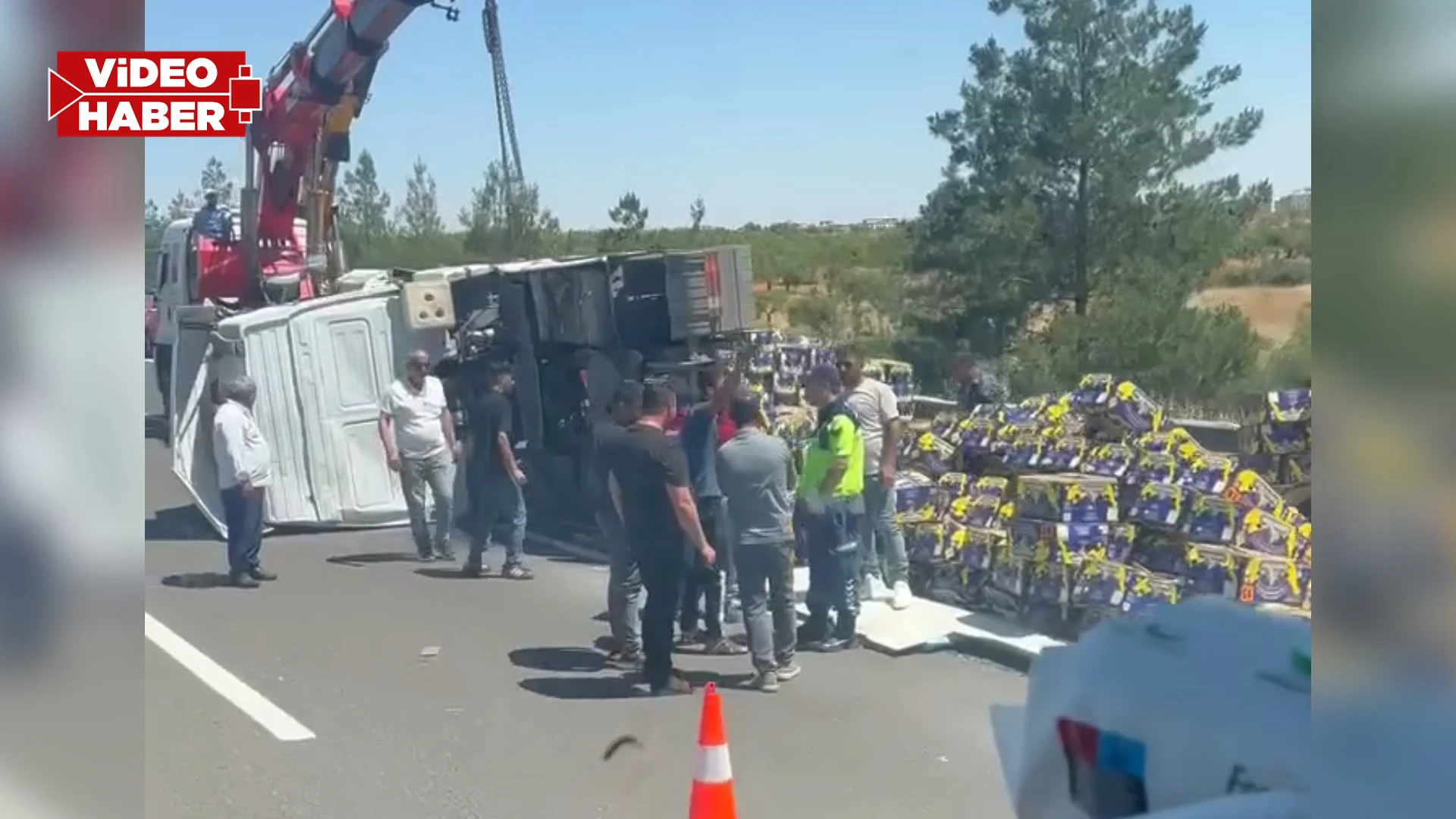 Gaziantep–Şanlıurfa yolunda tır devrildi: Kilometrelerce kuyruk oluştu