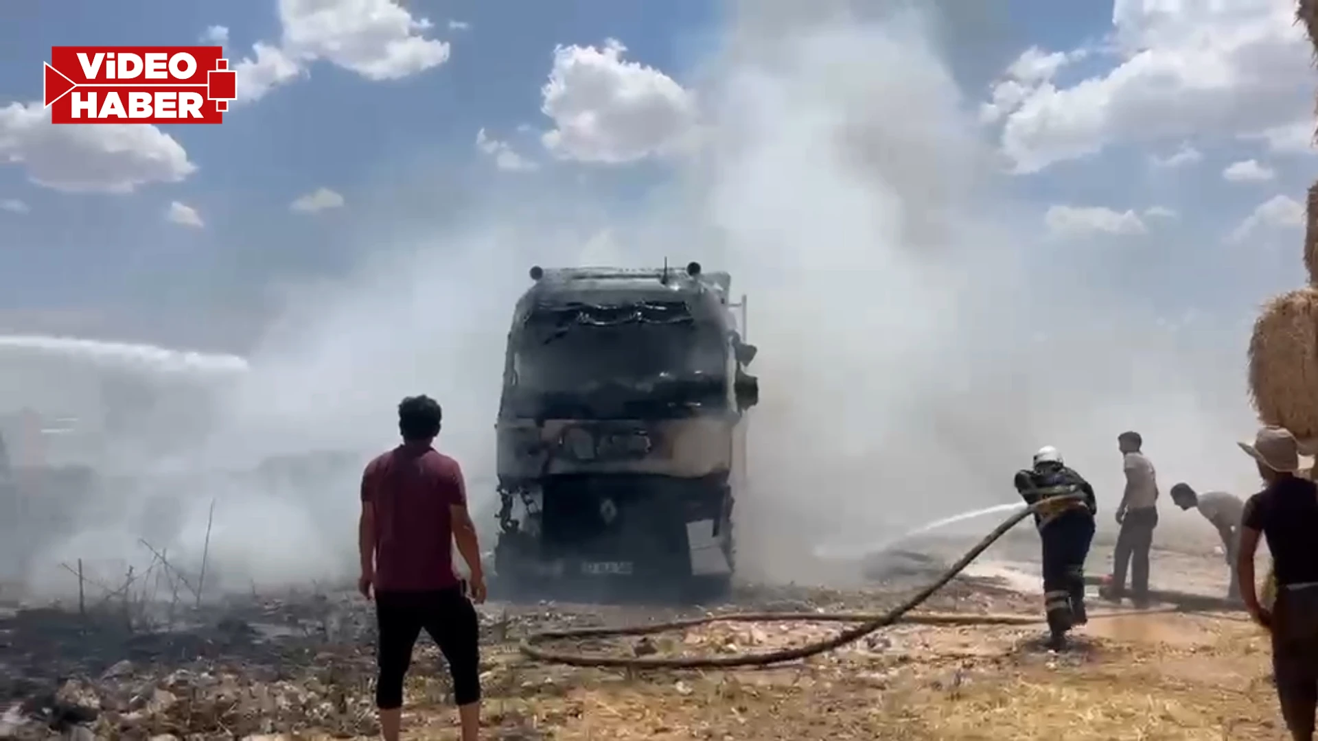 Şanlıurfa'da saman yüklü tır alev aldı