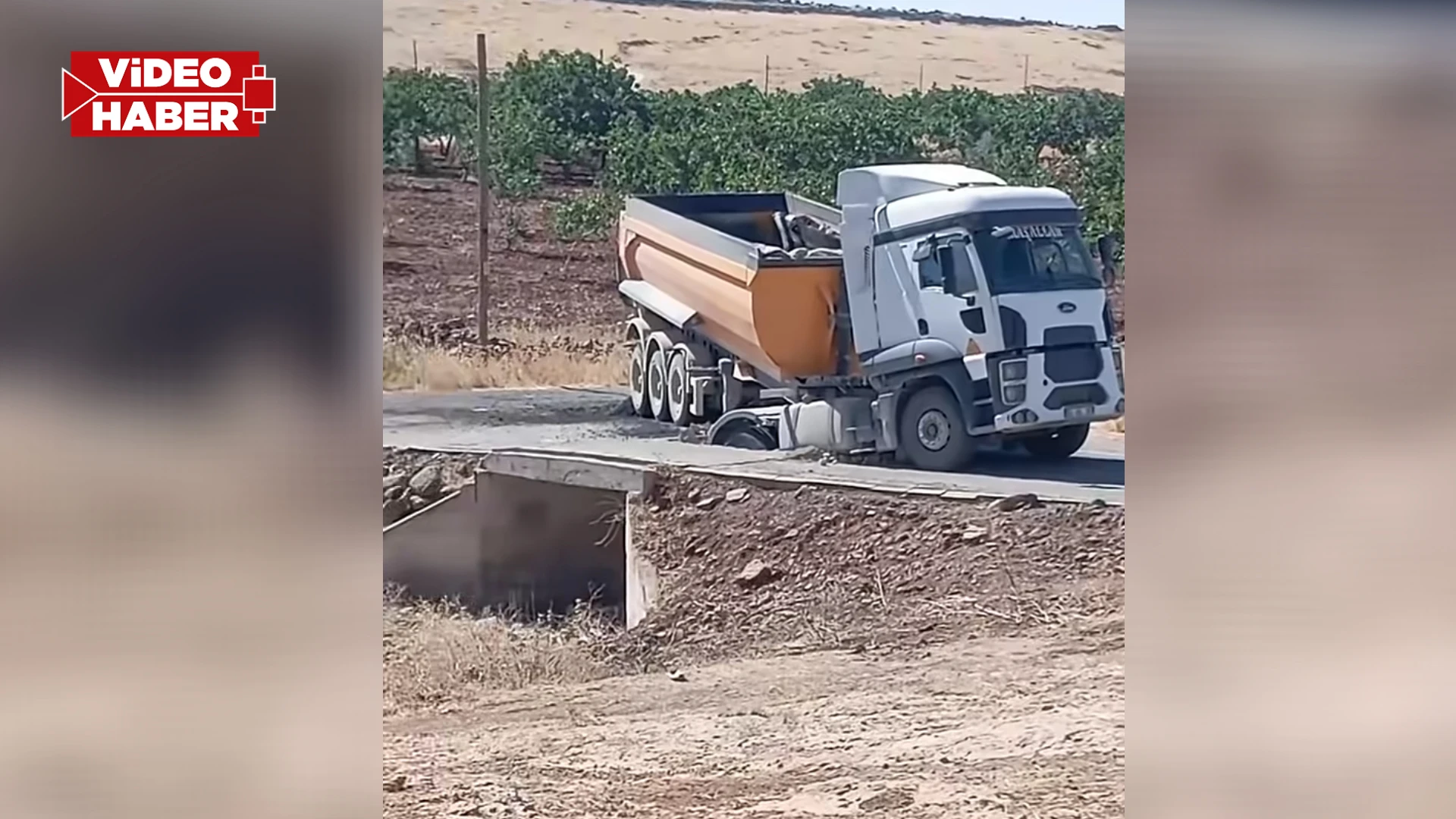 Şanlıurfa'da köprü çöktü: Hafriyat yüklü kamyon mahsur kaldı