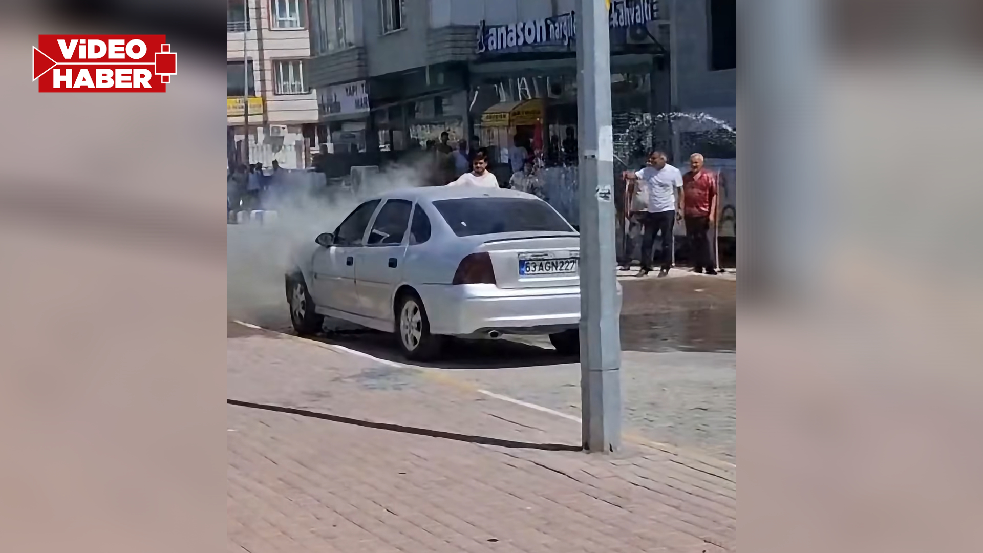 Şanlıurfa’da seyir halindeki otomobil alev aldı! Esnafın müdahalesi faciayı önledi
