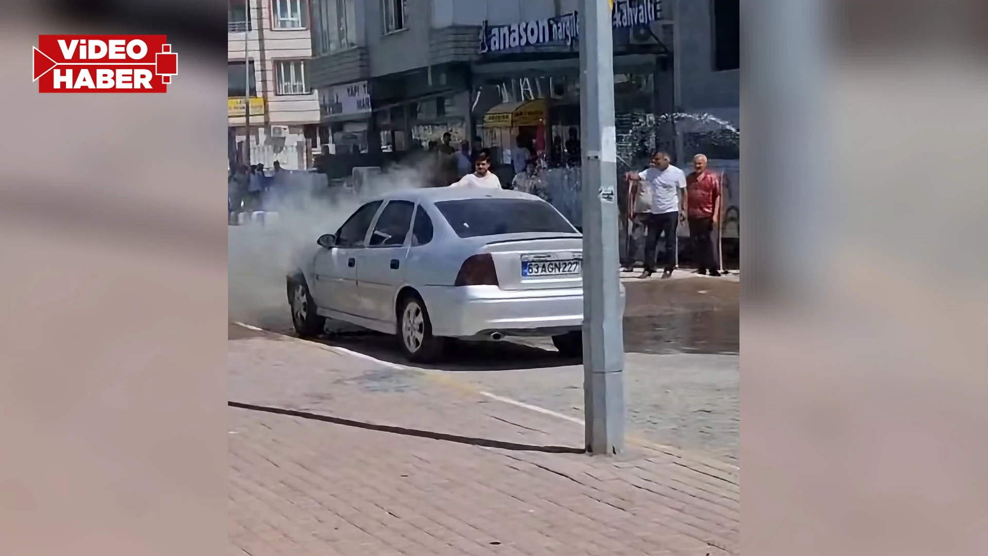 Şanlıurfa’da seyir halindeki otomobil alev aldı! Esnafın müdahalesi faciayı önledi