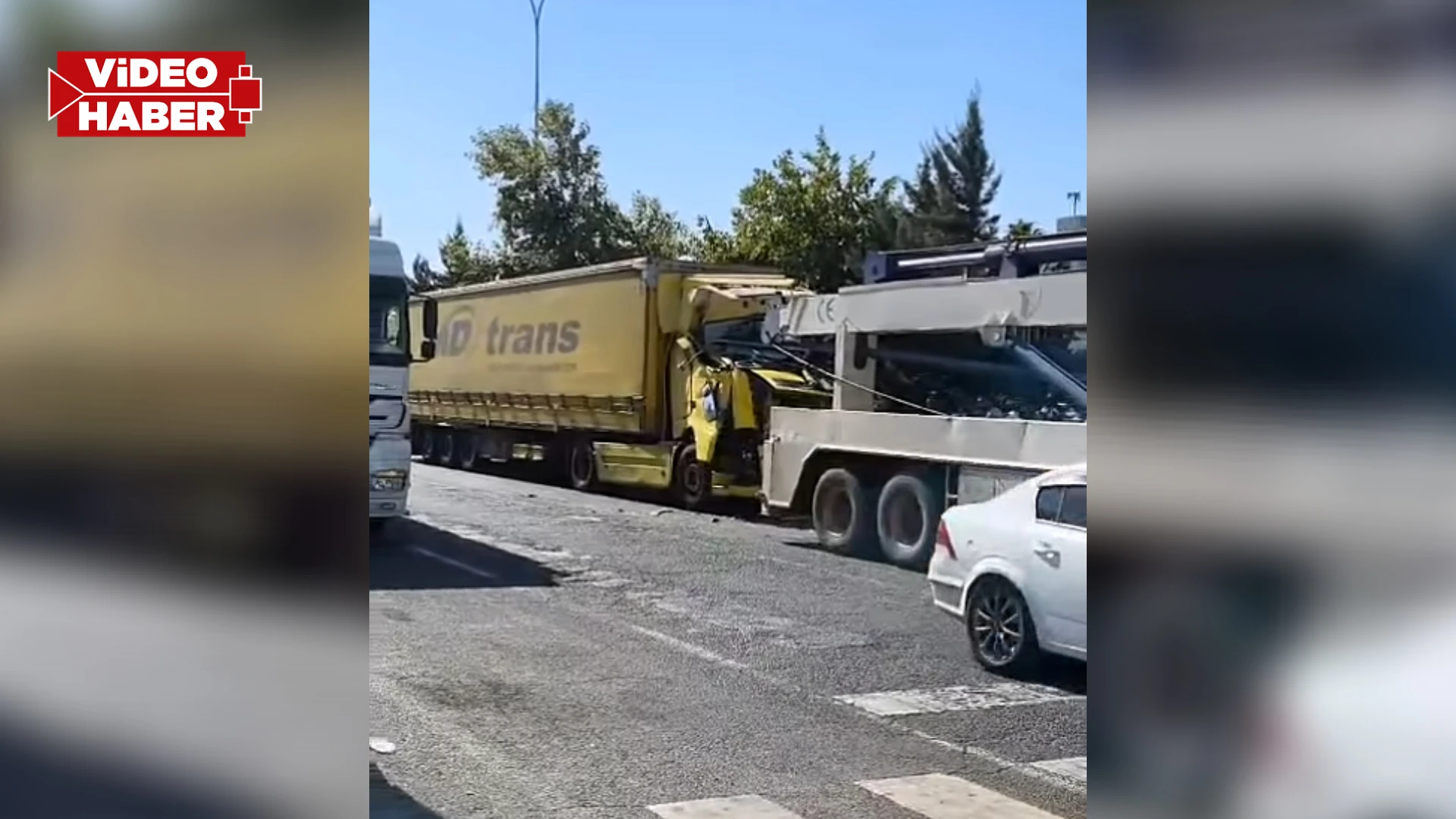 Şanlıurfa'da kaza sonrası trafik felç oldu!  1 Yaralı