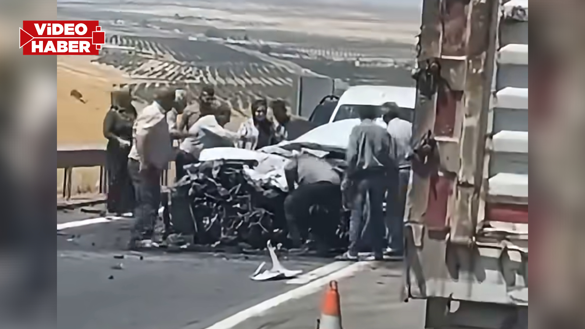 Şanlıurfa'da feci kaza! Ticari taksi ile tır çarpıştı: Yaralı var