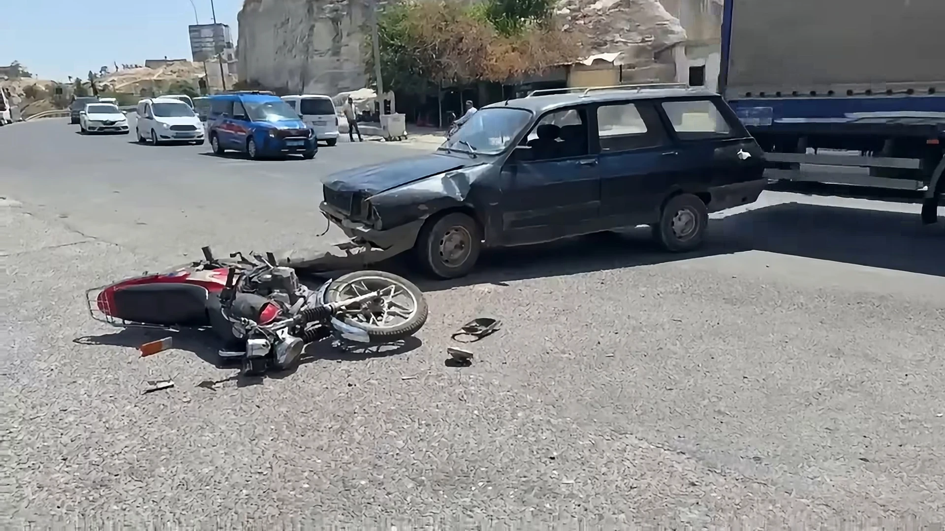 Şanlıurfa'da otomobil ile motosiklet çarpıştı: Yaralı var...