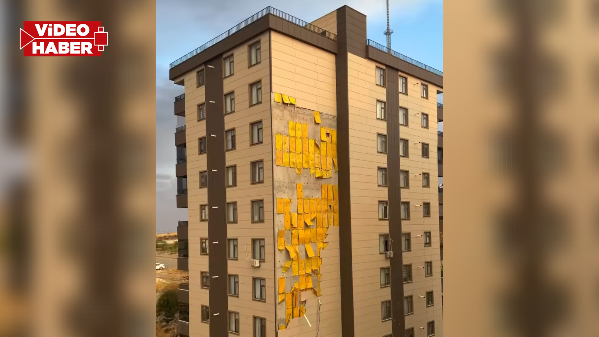 Şanlıurfa'da fırtına binanın dış kaplamasını söküp attı