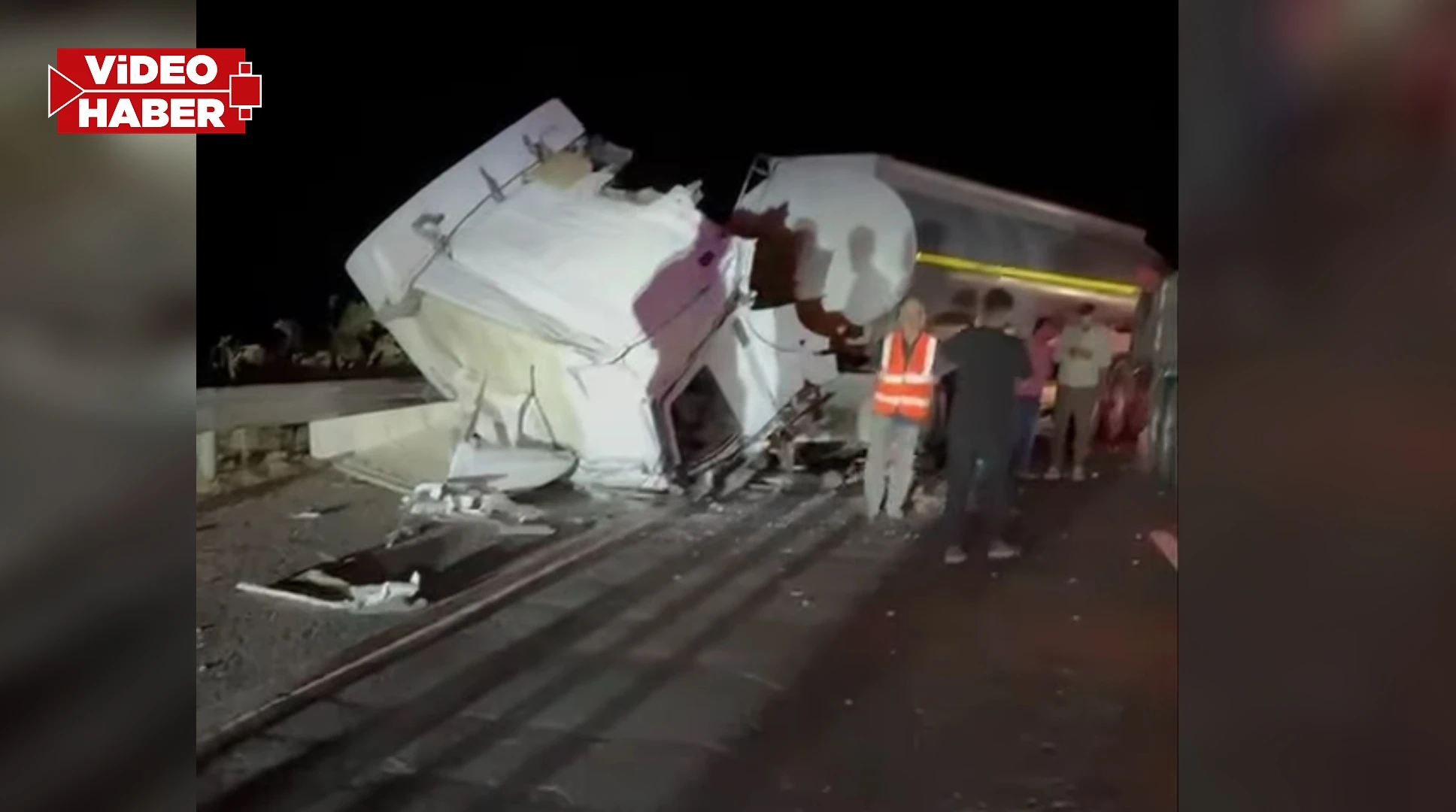 Şanlıurfa'da korkunç kaza! Tanker ile tır çarpıştı: Yaralı var