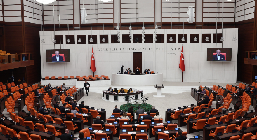 TBMM'de devamsızlık yapan vekillere maaş ve yolluk kesintisi geliyor