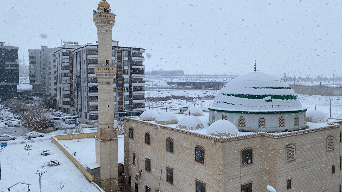 Şanlıurfa'da yoğun kar yağışı etkili oluyor: Kent beyaza büründü...