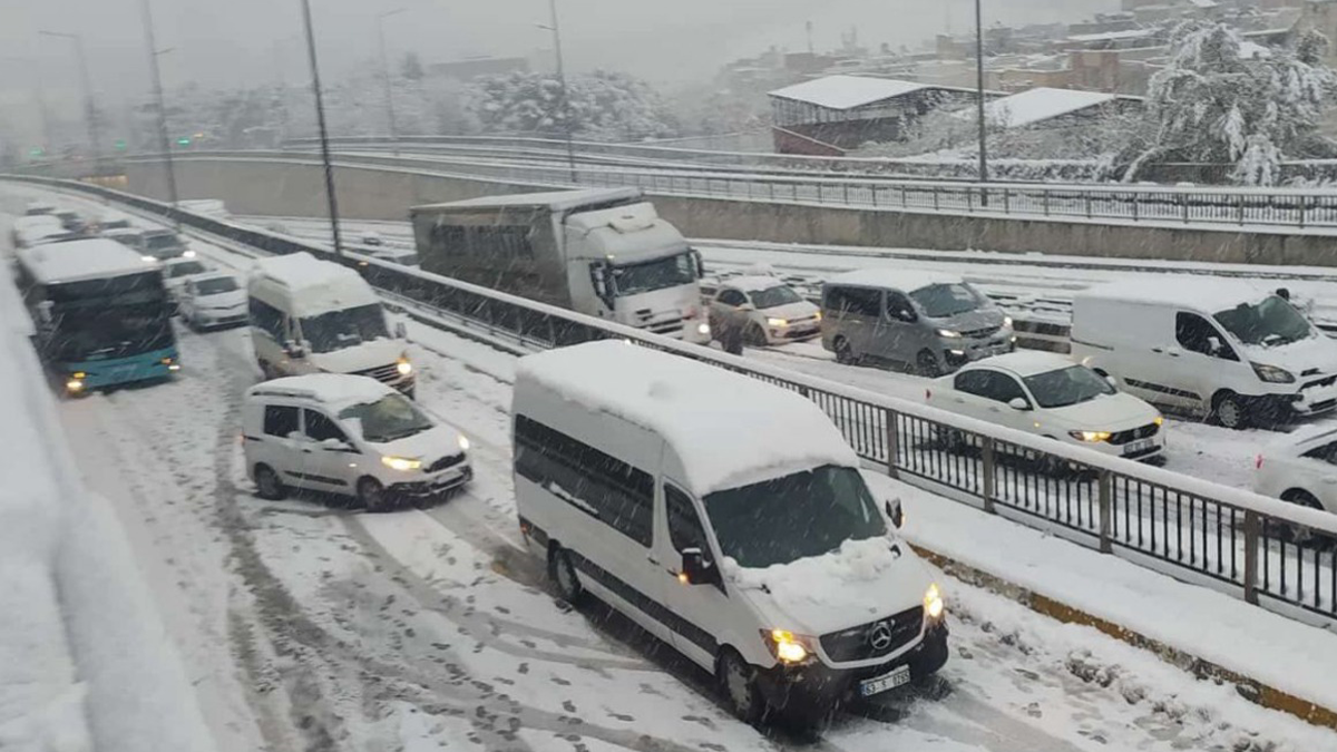 Şanlıurfa’da kar kazaları peş peşe geldi! Onlarca araç yollarda mahsur kaldı