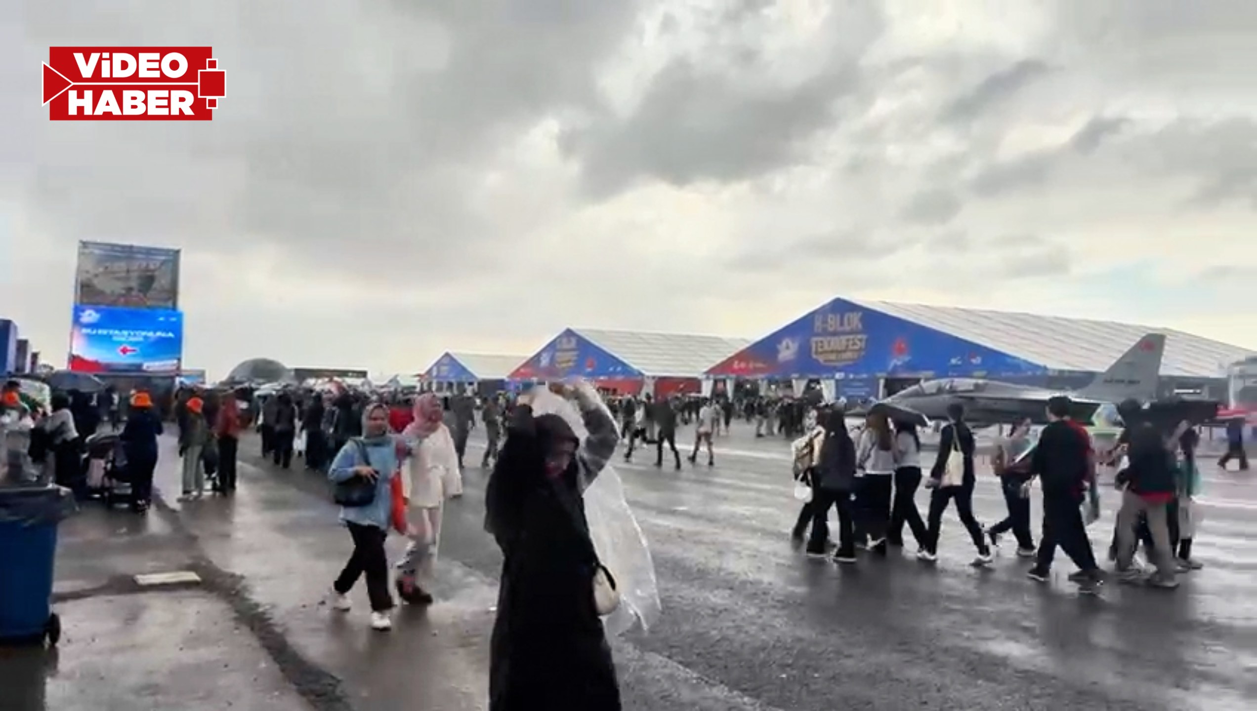 Şanlıurfa'da sağanak bir anda bastırdı: TEKNOFEST coşkusu engel tanımadı