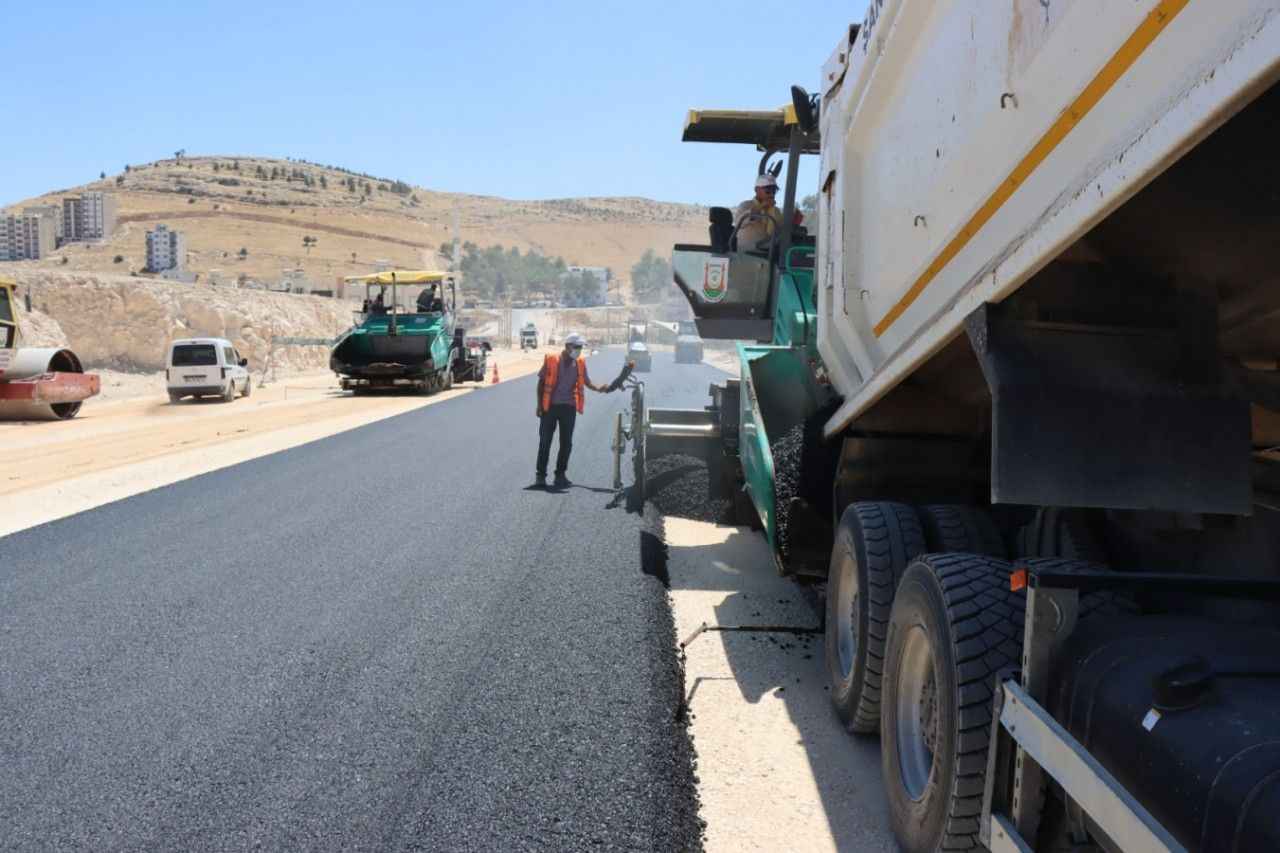 Büyükşehir kendi ürettiği asfaltla yol yapıyor
