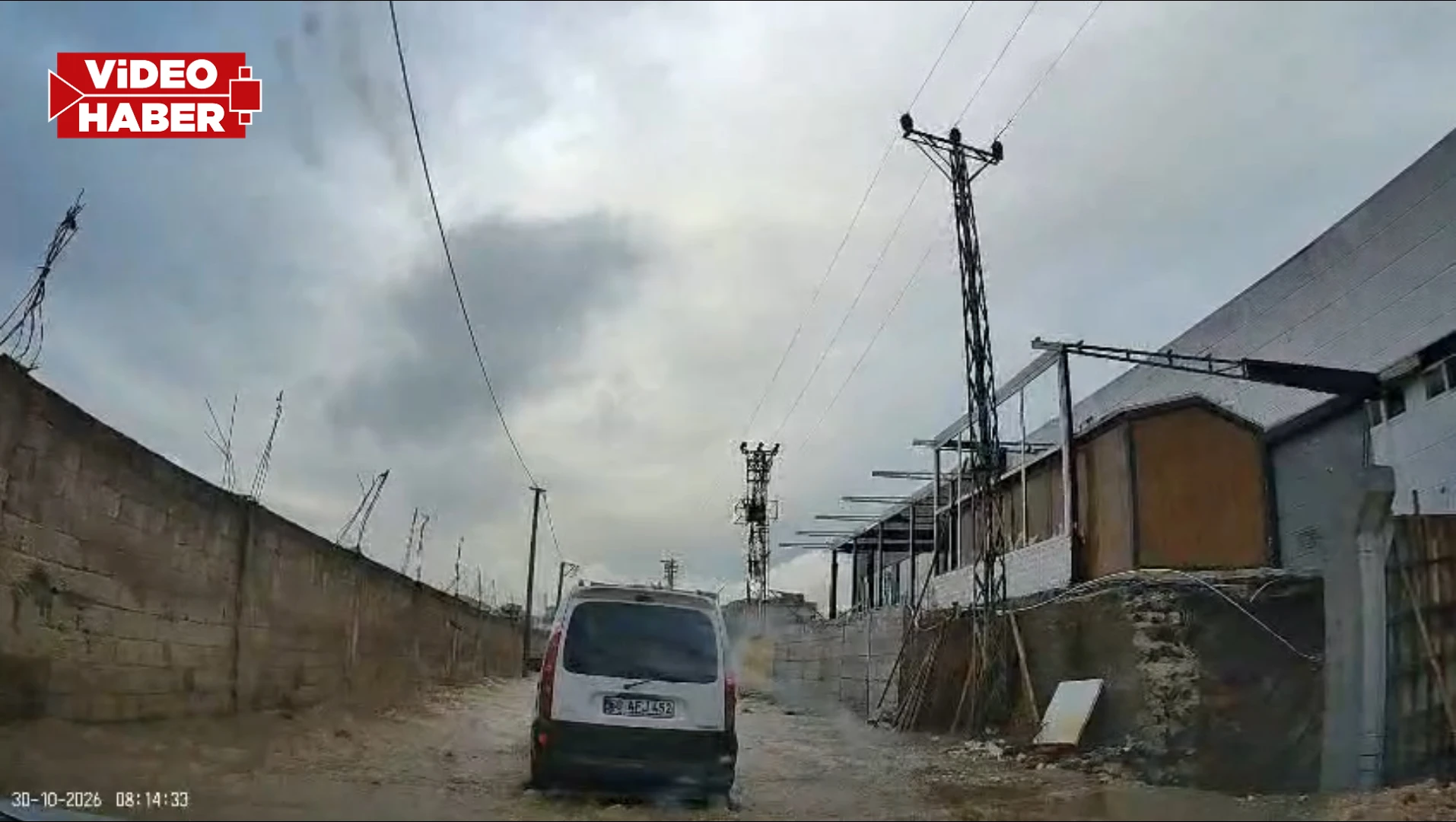 Şanlıurfa'da sürücüler canından bezdi: Çamur, çukur, su birikintisi!